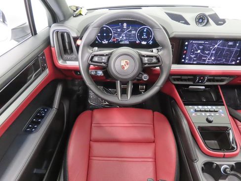 Certified 2025 Porsche Cayenne S AWD/4WD image 16