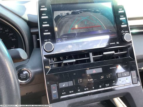 Used 2019 Toyota Avalon XLE w/ Moonroof Package image 6
