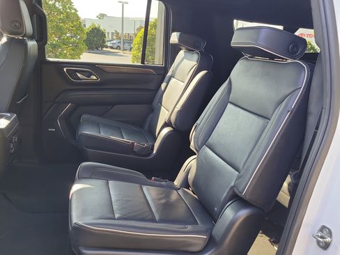 Used 2023 Chevrolet Suburban Premier image 16