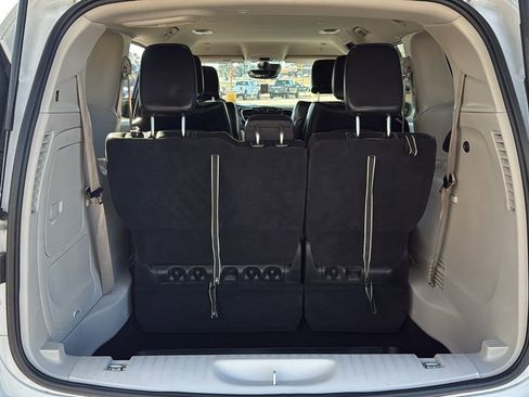 Used 2022 Chrysler Pacifica Touring-L image 11