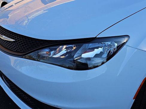 Used 2022 Chrysler Voyager LX image 31