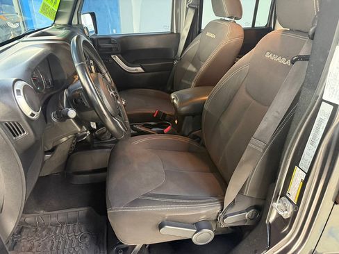 Used 2016 Jeep Wrangler Unlimited Sahara w/ Dual Top Group AWD/4WD image 13