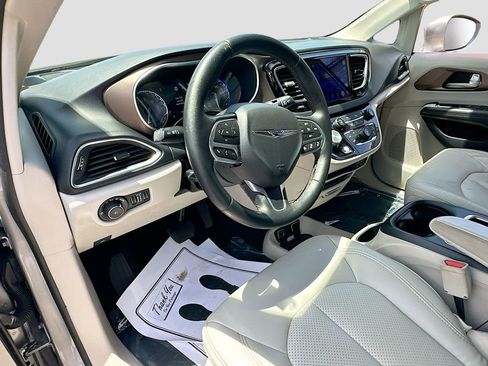Used 2017 Chrysler Pacifica Touring-L Plus w/ Advanced Safetytec Group FWD image 9