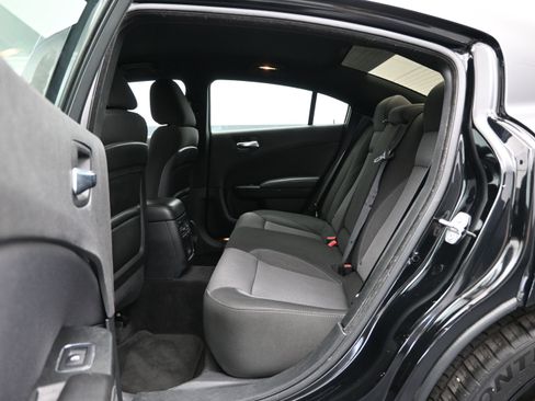 Used 2018 Dodge Charger SXT w/ Blacktop Package RWD image 11