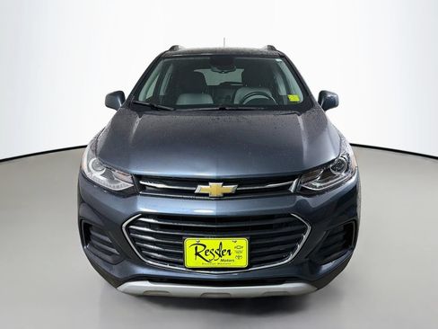 Used 2022 Chevrolet Trax LT w/ Premium Seat Package AWD/4WD image 2