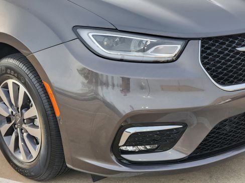 Used 2022 Chrysler Pacifica Limited image 5