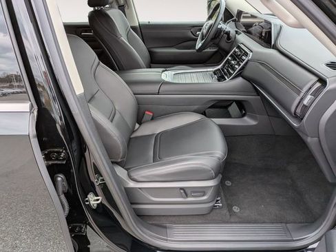 New 2025 Nissan Armada SV image 30