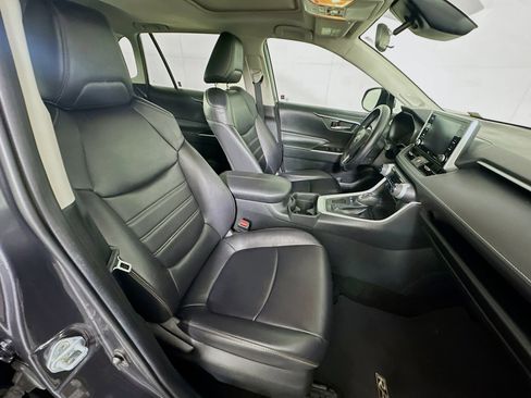 Used 2019 Toyota RAV4 XLE Premium image 32