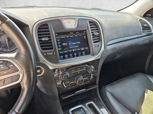 Used 2018 Chrysler 300 Limited RWD image 15