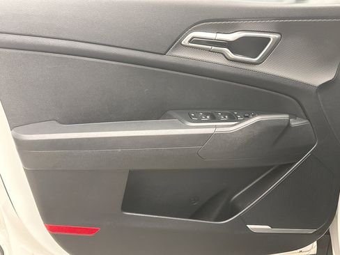 Used 2023 Kia Sportage LX image 9