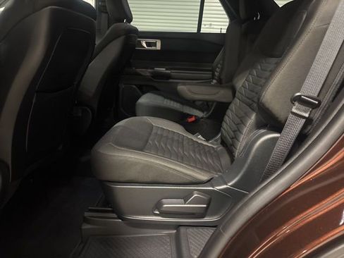 Used 2020 Ford Explorer XLT image 12