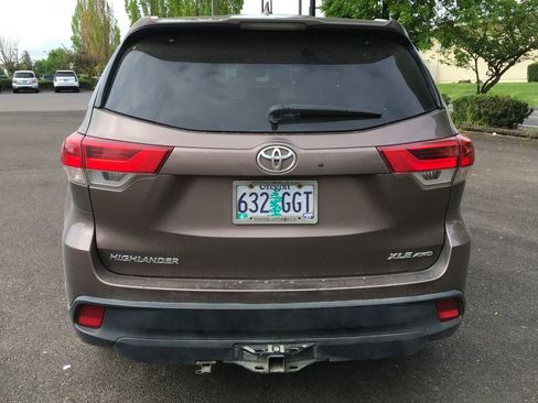 Used 2018 Toyota Highlander XLE AWD/4WD image 5