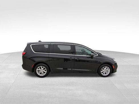 Used 2023 Chrysler Pacifica Touring-L image 5