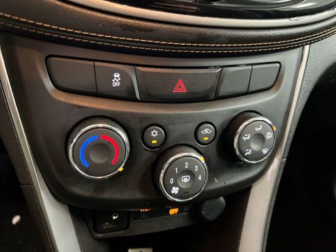 Used 2018 Chevrolet Trax LT w/ LT Convenience Package image 16