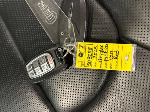 Used 2025 Chrysler Pacifica Limited FWD image 26