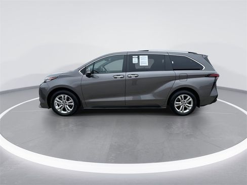 Used 2023 Toyota Sienna Platinum image 5