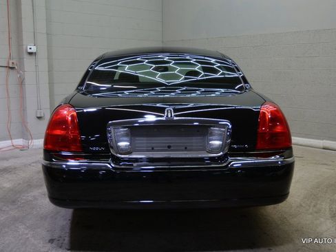 Used 2005 Lincoln Town Car Signature Limited image 6