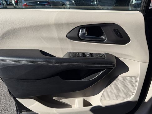 Used 2022 Chrysler Pacifica Touring-L image 13