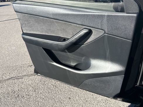 Used 2021 Tesla Model Y Long Range image 12