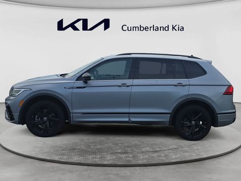 Used 2023 Volkswagen Tiguan SE R-Line AWD/4WD image 2
