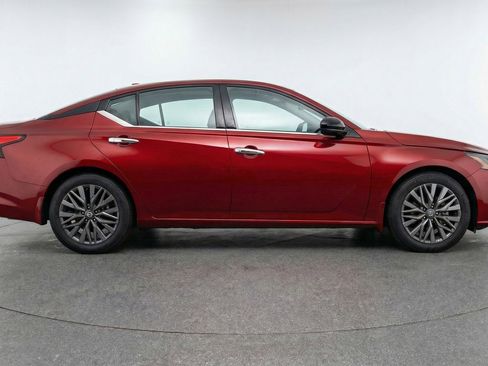 Used 2025 Nissan Altima 2.5 SV image 11