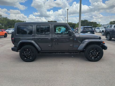 Used 2025 Jeep Wrangler Unlimited Sahara w/ Safety Group AWD/4WD image 5