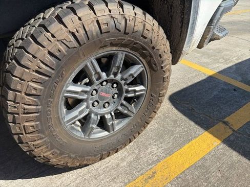 Used 2024 GMC Sierra 1500 AT4X image 10