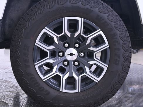 Used 2026 Chevrolet Colorado Z71 w/ Technology Package AWD/4WD image 12