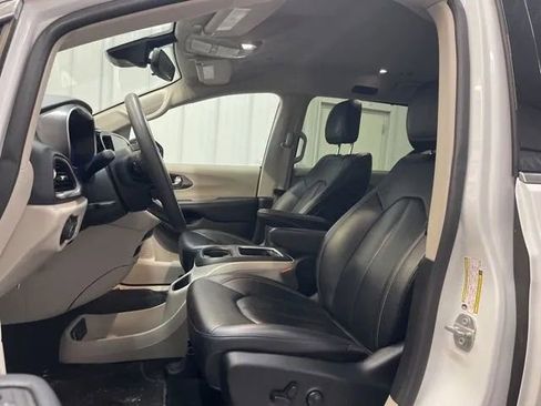 Used 2024 Chrysler Pacifica Touring-L image 10