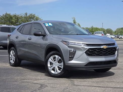 Used 2024 Chevrolet Trax LS FWD image 2