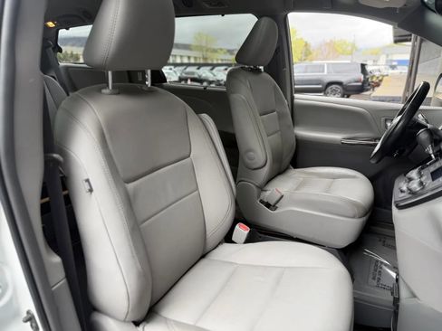Used 2019 Toyota Sienna XLE w/ XLE Navigation Package FWD image 48
