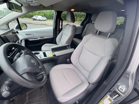 Used 2025 Toyota Sienna LE AWD/4WD image 11