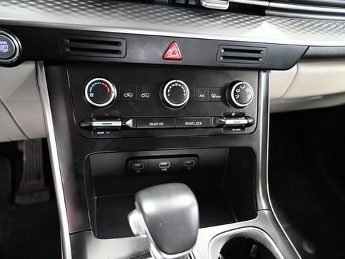 Used 2022 Kia Carnival LX image 17