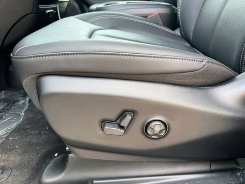 New 2027 Chrysler Pacifica Select w/ Family Tech Group AWD/4WD image 10