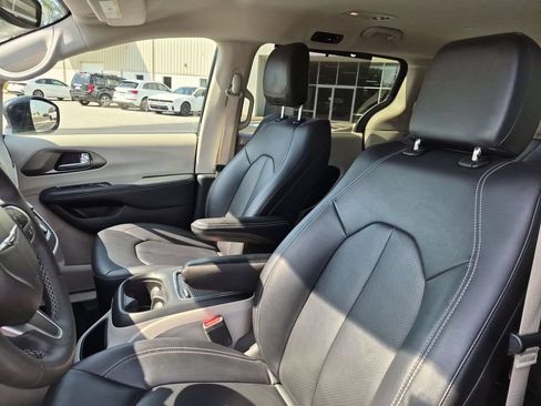 Used 2024 Chrysler Pacifica Touring-L FWD image 15