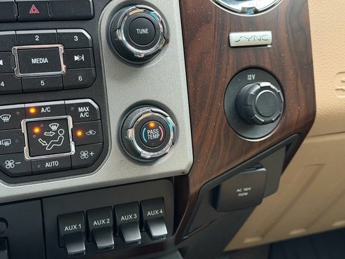 Used 2016 Ford F250 Lariat w/ Lariat Ultimate Package AWD/4WD image 32