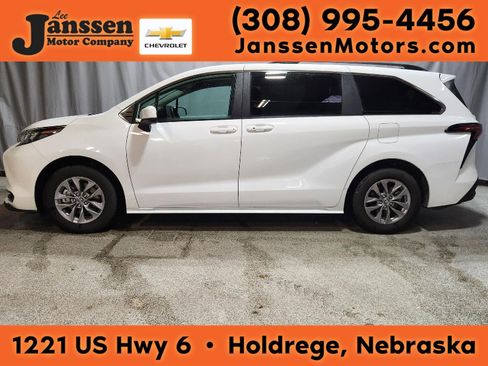 Used 2025 Toyota Sienna LE image 1