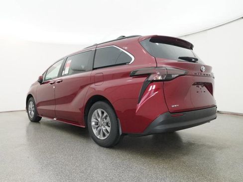 New 2026 Toyota Sienna XLE image 14