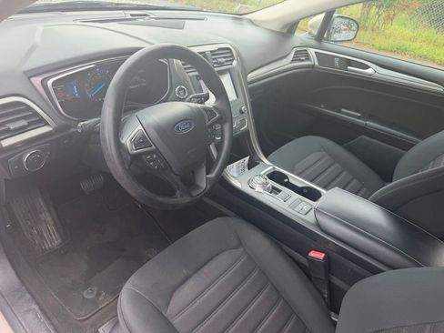 Used 2019 Ford Fusion SE FWD image 11