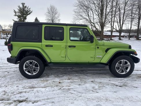Used 2018 Jeep Wrangler Unlimited Sahara image 2
