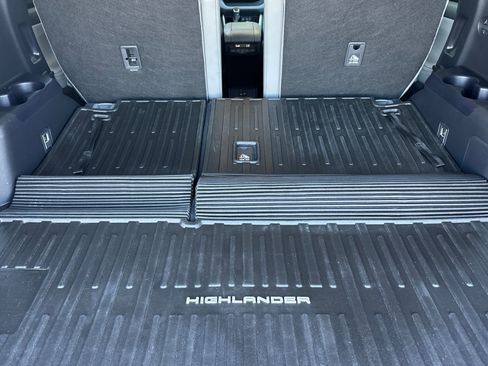 Used 2023 Toyota Highlander L image 16