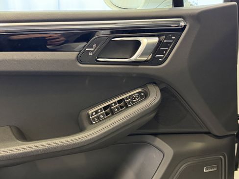 Certified 2025 Porsche Macan image 14