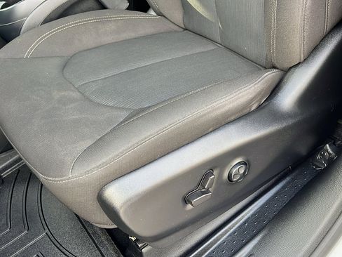 Used 2023 Chrysler Pacifica Touring image 16