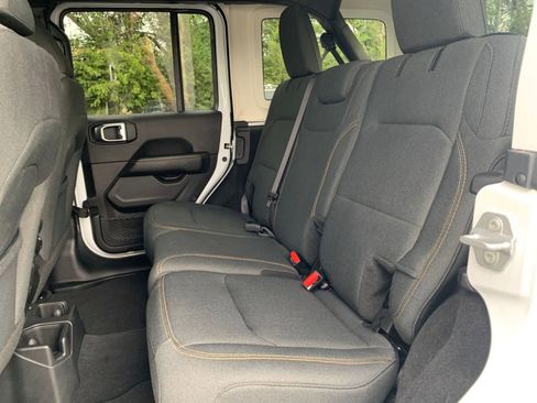 Used 2025 Jeep Wrangler Sahara image 24