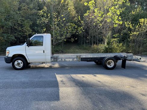 Used 2011 Ford E-450 and Econoline 450 Super Duty image 2