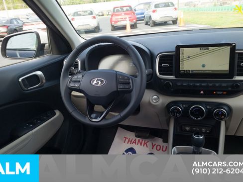 Used 2025 Hyundai Venue Limited image 20