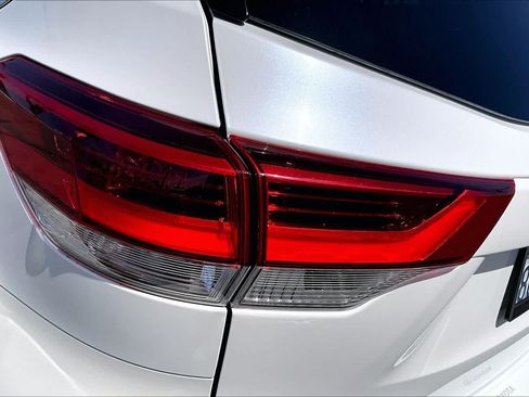 Used 2019 Toyota Highlander Limited Platinum FWD image 27