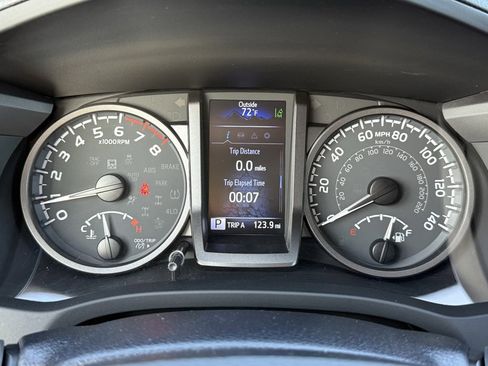 Used 2022 Toyota Tacoma TRD Off-Road image 24