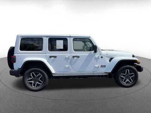 Used 2025 Jeep Wrangler Unlimited Sahara AWD/4WD image 16