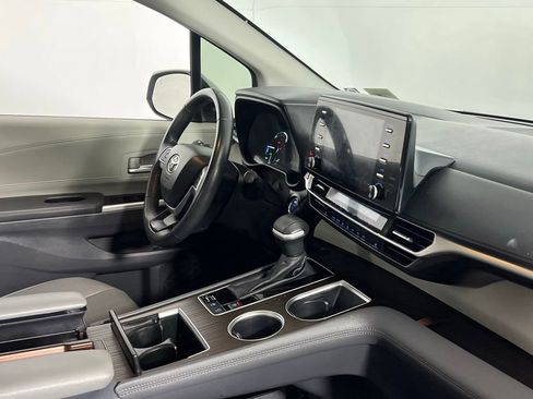 Used 2023 Toyota Sienna XLE image 29